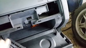 Как снять бардачок на BMW E36