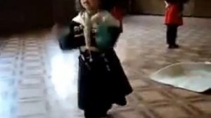 Кабардинский мальчик танцует лезгинку.(Адыга уей уей)