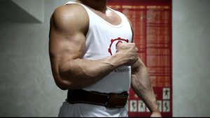 Сгибания рук стоя со штангой с изогнутым грифом. Подробный обзор