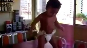 Танец бразильского малыша в памперсе