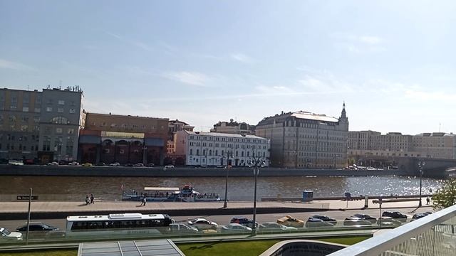 Продолжение моста вдоль территории парка Зарядье.