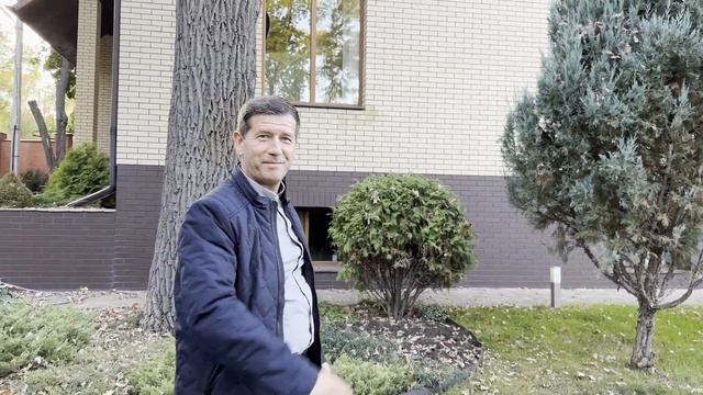 Дом 450 м. с гаражом и бассейном