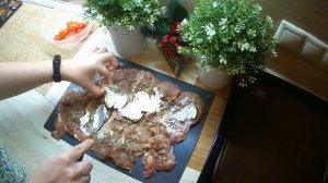 Запеченное куриное бедро с сыром и черри в специях.