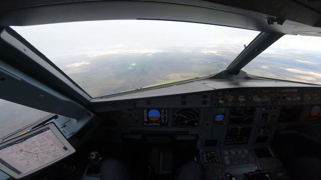 Заход на посадку в Домодедово. Вид из кабины A321neo смотреть онлайн