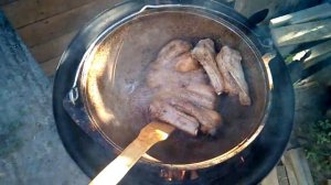 Свиные ребра в казане с картошкой .