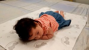 Яночка учится держать голову, как научить ребенка держать голову