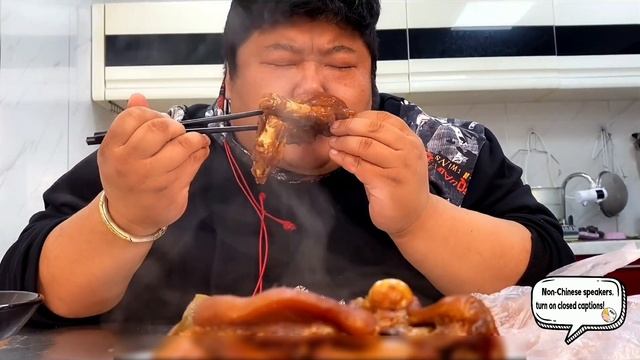 A big pot of braised pig's trotters is so delicious as an appetizer смотреть онлайн