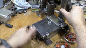 Простой мини фрезерный станок из профильных труб. Начало.