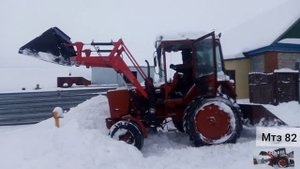 Трактор т 25 буксует в снегу