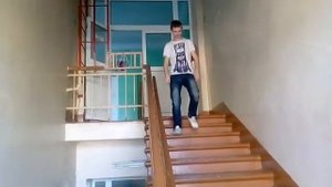 Как спуститься по лестнице