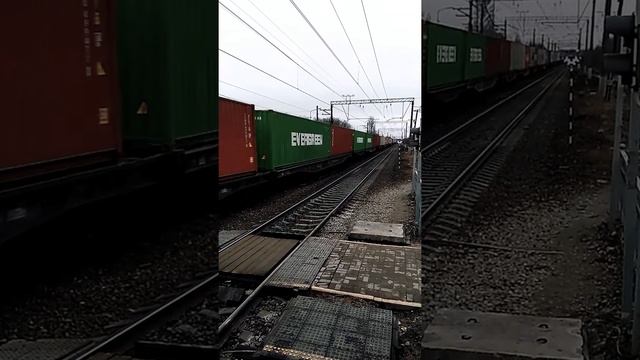 Товарный поезд проезжает мимо станции #понтонный #товарняк #поезд #российскиепоезда #переезд
