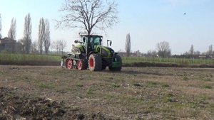 Claas Axion 960 Terra Trac, metti i cingoli sul trattore