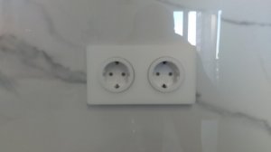 Розетки на кухонном фартуке  под мрамор