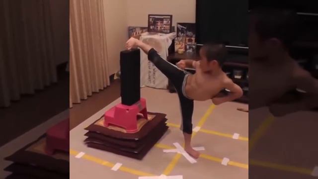 5 летний мальчик копирует Брюса Ли смотреть онлайн