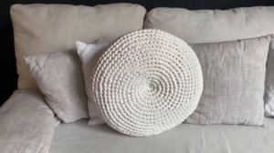 Круглая подушка из трикотажной пряжи