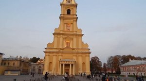 Четвертной перезвон курантов Петропавловской крепости...