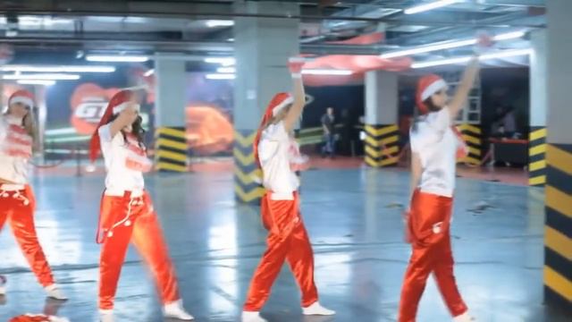 Современный новогодний танец Санта   Клаусов смотреть онлайн