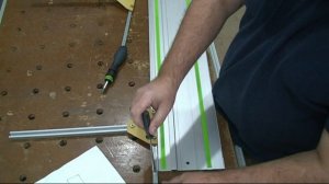 упоры на шину Festool для пиления одинаковых деталей.