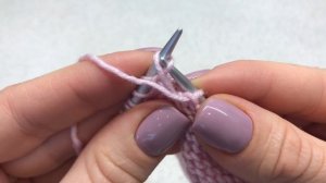 Провязываем прямой накид изнаночной петлей за заднюю стенку