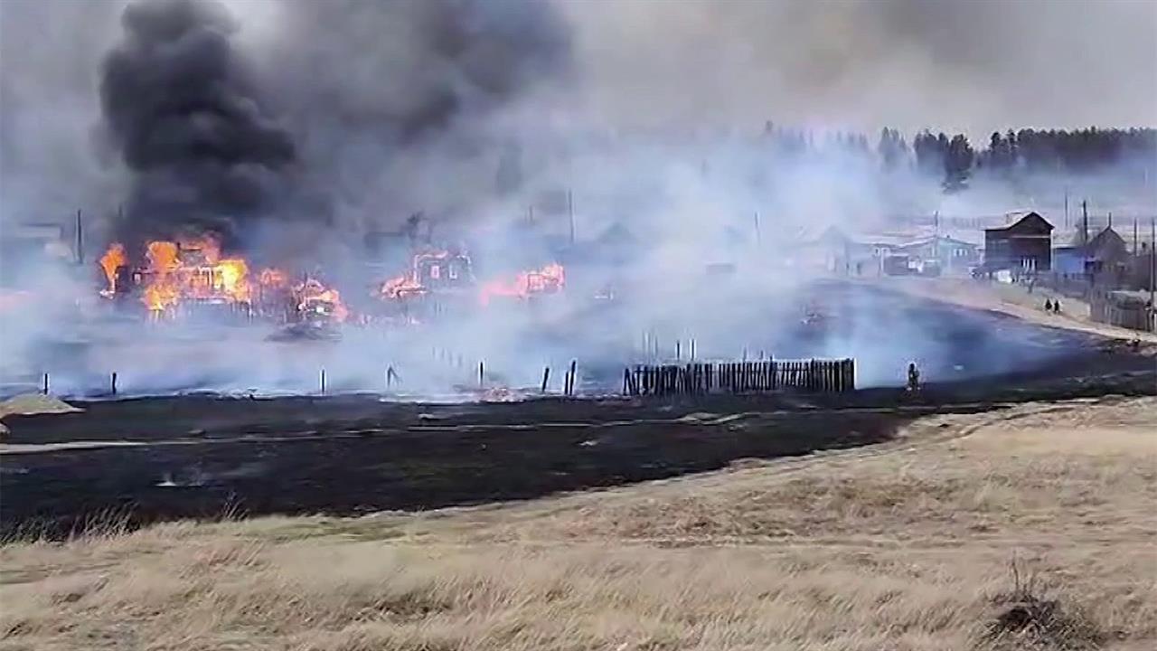 Крупный пожар тушат спасатели в Забайкальском крае
