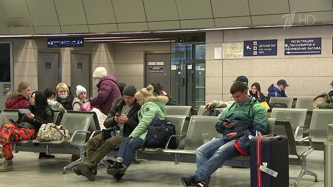 Россияне, которые оказались за рубежом и не могут ...ы передать свои данные в дипредставительства РФ