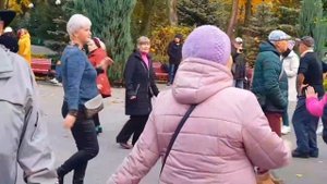 ТОПОЛЯ,ТОПОЛЯ 22 ОКТЯБРЯ 2023 ХАРЬКОВ ТАНЦЫ В ПАРКЕ УКРАИНА