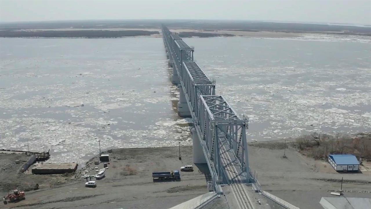 В России завершено строительство первого трансграничного железнодорожного моста в Китай