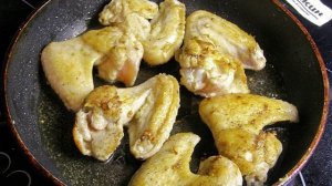 Куриные крылышки тушёные в томатно-сметанном соусе