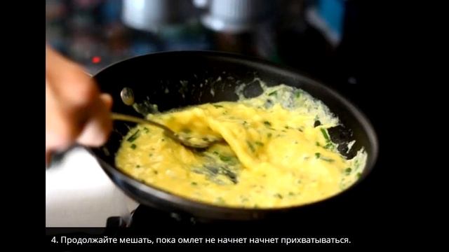 Омлет рулет по французски с сыром и яйцами на сковороде
