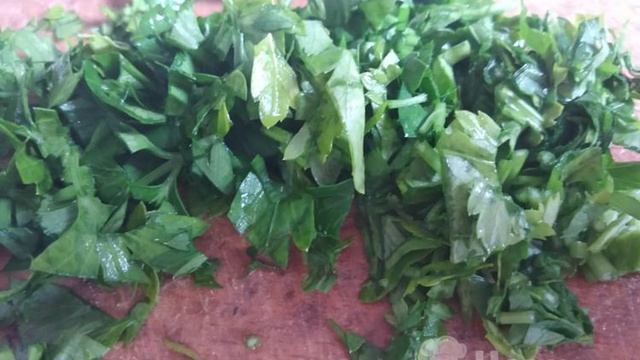 Конвертики из лаваша с колбасным сыром и зеленью на сковороде