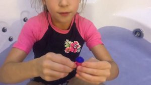 Бомбочка для ванной с куклой ЛОЛ.