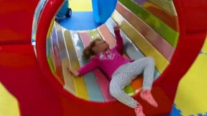 Катя развлекается на детской площадке Маленькая Катя весело играет