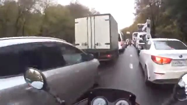 мотоциклист гонит между рядов 21. 11. 2016. смотреть онлайн