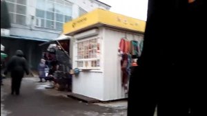 Мужик в женском платье на городском рынке. И это не в Шотландии.