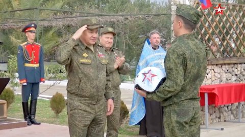 Шойгу пообщался с российскими летчиками на базе Хмеймим