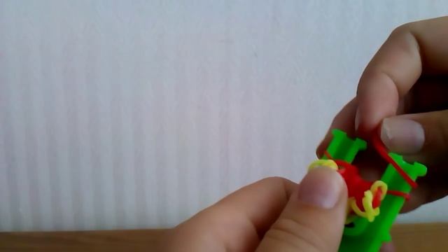 Плести брелок из резинок на рогатке смотреть онлайн