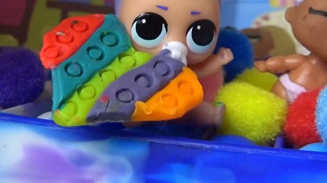 ПЕРВЫЙ ДЕНЬ В ДЕТСКОМ САДИКЕ И СРАЗУ В БОЛЬНИЦУ! Малыши ЛОЛ сюрприз на ПОП ИТ батуте мультики смотреть онлайн