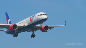 Боинг 757 чартерной авиакомпании Azur Air приземляется в аэропорту Пхукета. Эйрбас А321 Узбекских ав