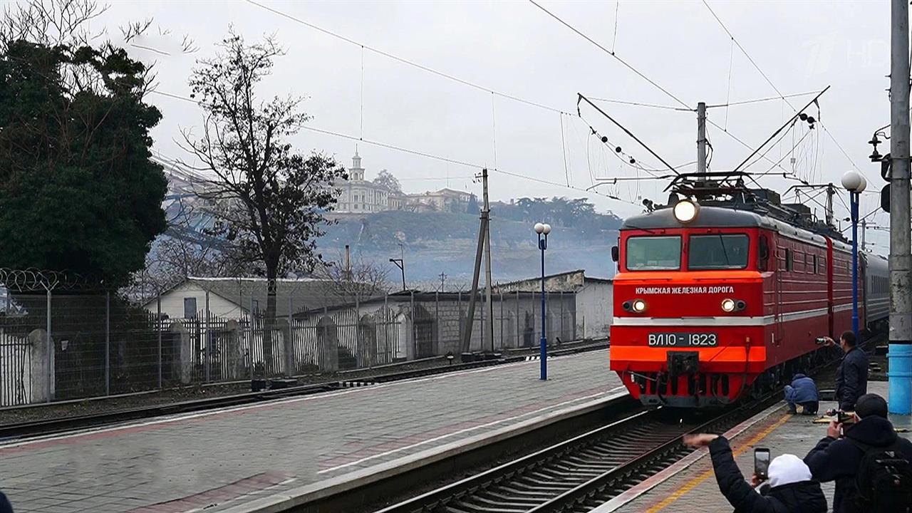 Поезд таврия видео. Поезд Таврия Севастополь. Поезд Таврия Севастополь Санкт Петербург. Поезд Санкт-Петербург Севастополь. Таврия поезд Крым.