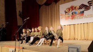 Малыши играют на ложках????