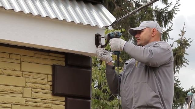 Монтаж ПВХ водосточной системы Альта-Профиль