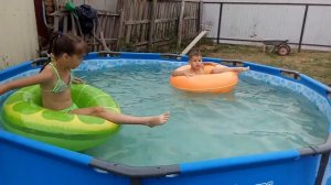 Как мы купались в бассейне. Канал Дружная Семейка .