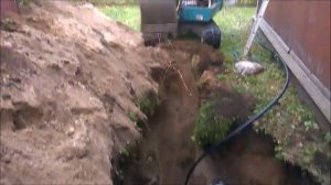 Прокладка водопровода миниэкскаватор Mitsubishi в частный дом труба ПНД 32