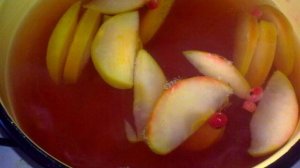 Компот из яблок с красной смородиной