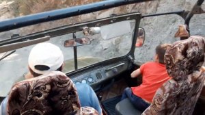 Спуск на УАЗике к гаване с катерами в Сулакском каньоне
