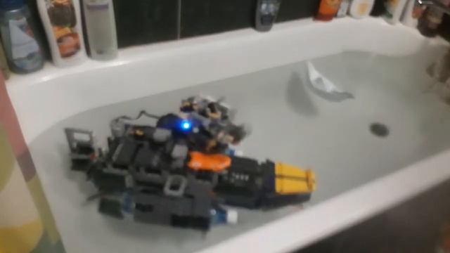 сделал плавающий, моторизованный корабль из lego Technik