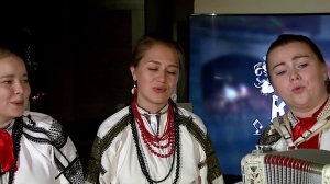 Смотрите в гостях у Митрофановны трио "Пташица" (бывш. "Цветень" )