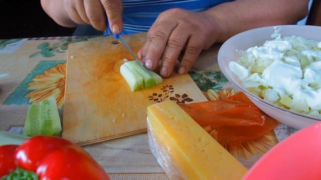 Салат "Удовольствие" приготовлен с душой. Я приготовил вкусный салат так, как готовил мой дедушка смотреть онлайн