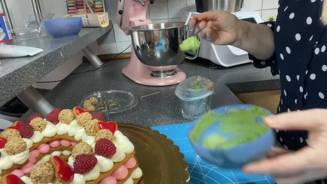 Что приготовила на день влюблённых?украсила тортик,мясо с картошкой в рукаве для выпекания,салат