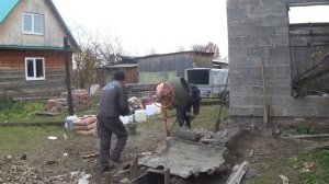 Добываю щебень для заливки бетона. Заливаю фундамент.